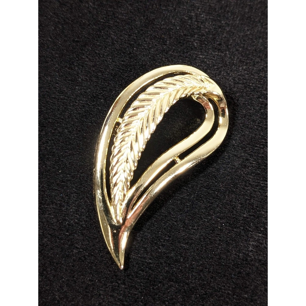 Vintage Gold Tone Curved Feather Leaf Teardrop Pin Brooch